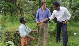 Tim-negotiating-with-Cochin-Ginger-producers[5]