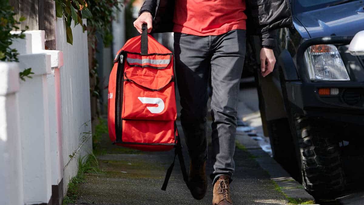 Don’t risk a fine: New safety laws for delivery riders take effect