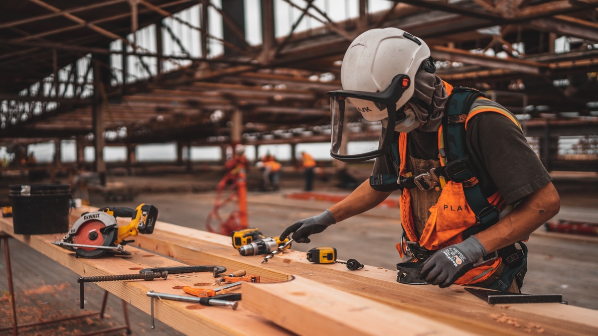 Time poor, digital dependencies, and cyber risks: Challenges facing tradies in 2022