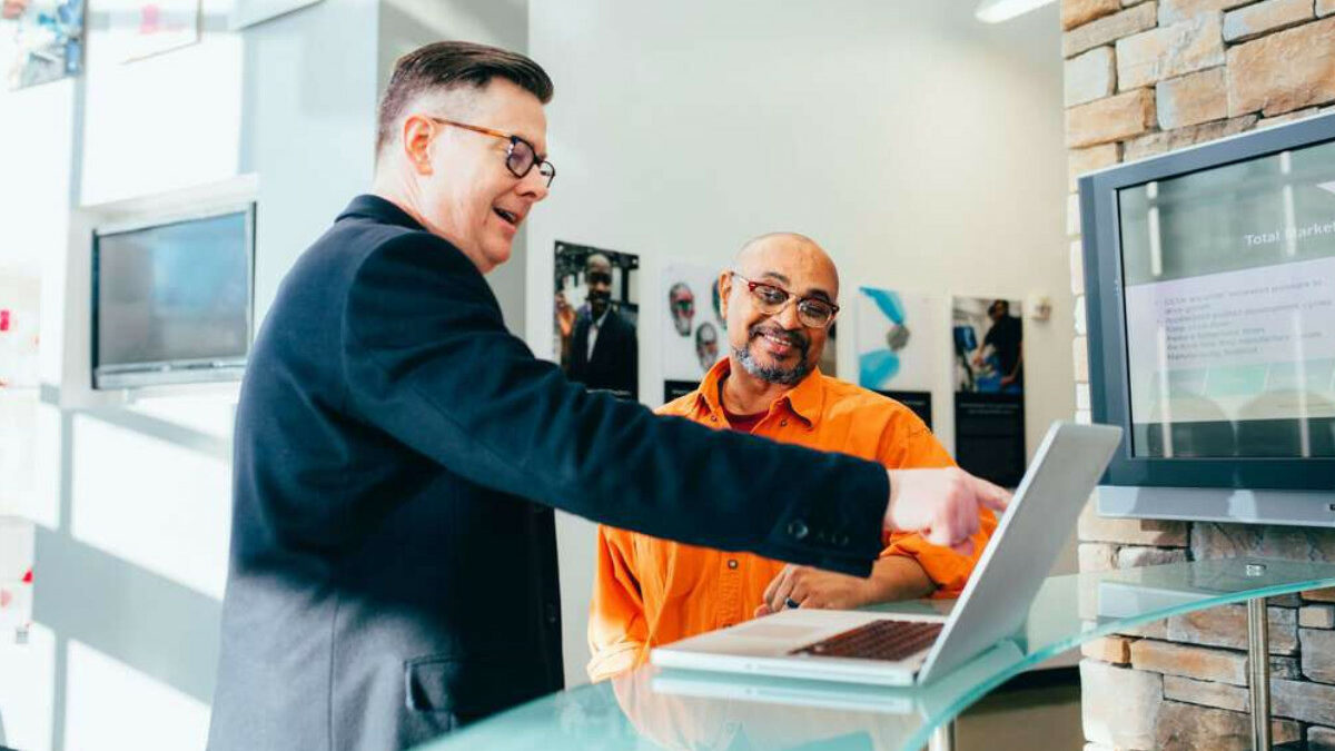 Attracting start-ups with an outsourced business model