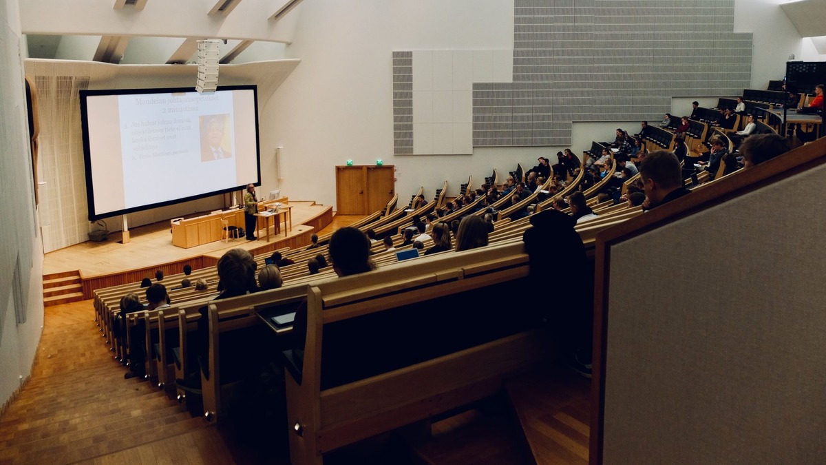 From Academia to Market: How can we help startups emerging from universities? 