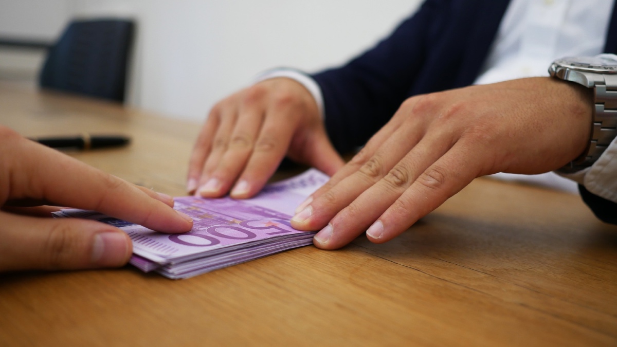 Australian workers are staying put but many still feel underpaid, Hays finds