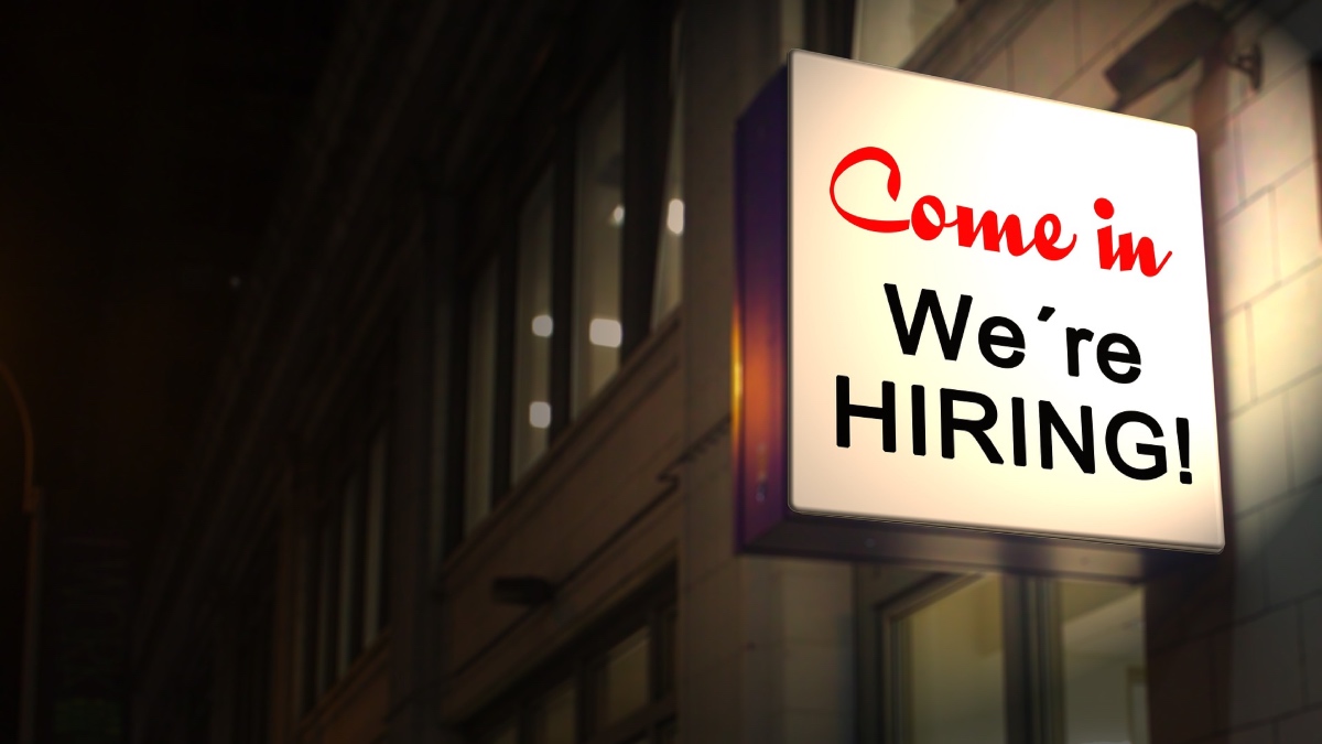 Job ad growth returns, Queensland sees strongest surge