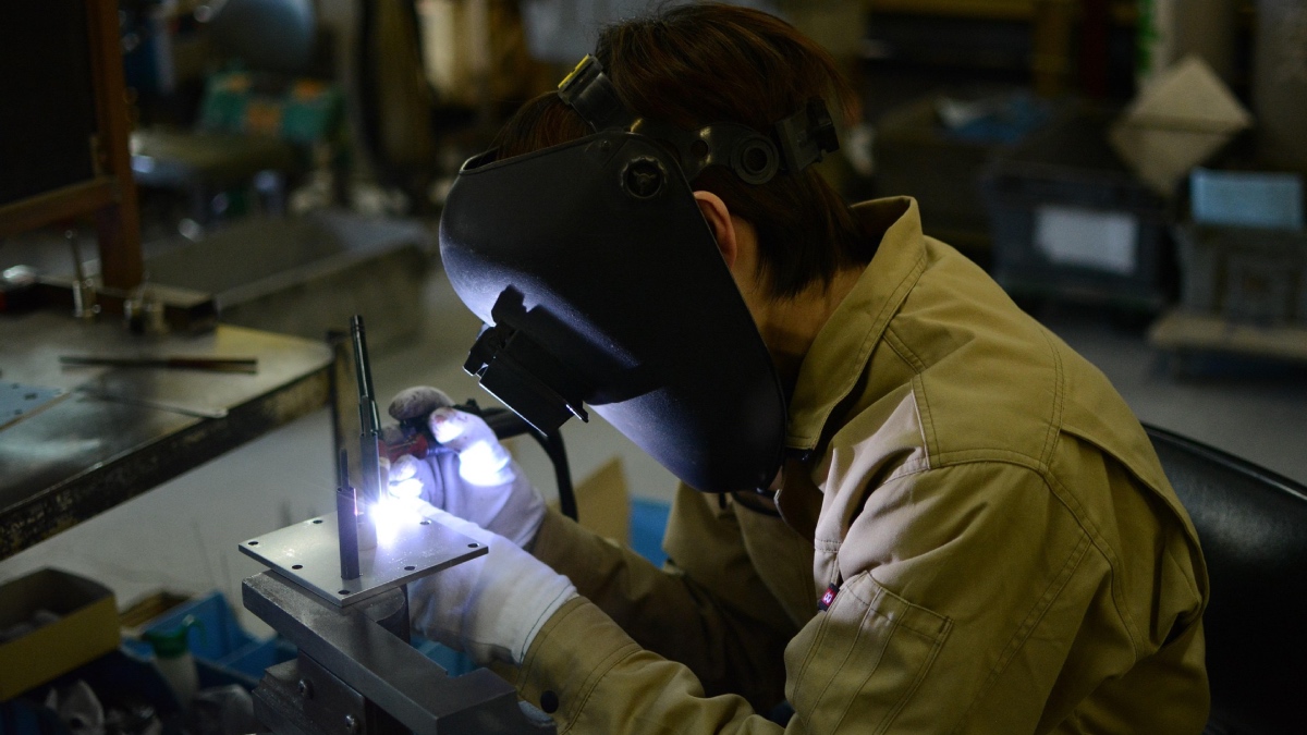 Over 400 manufacturers went under in 2025. The survivors all did one thing differently